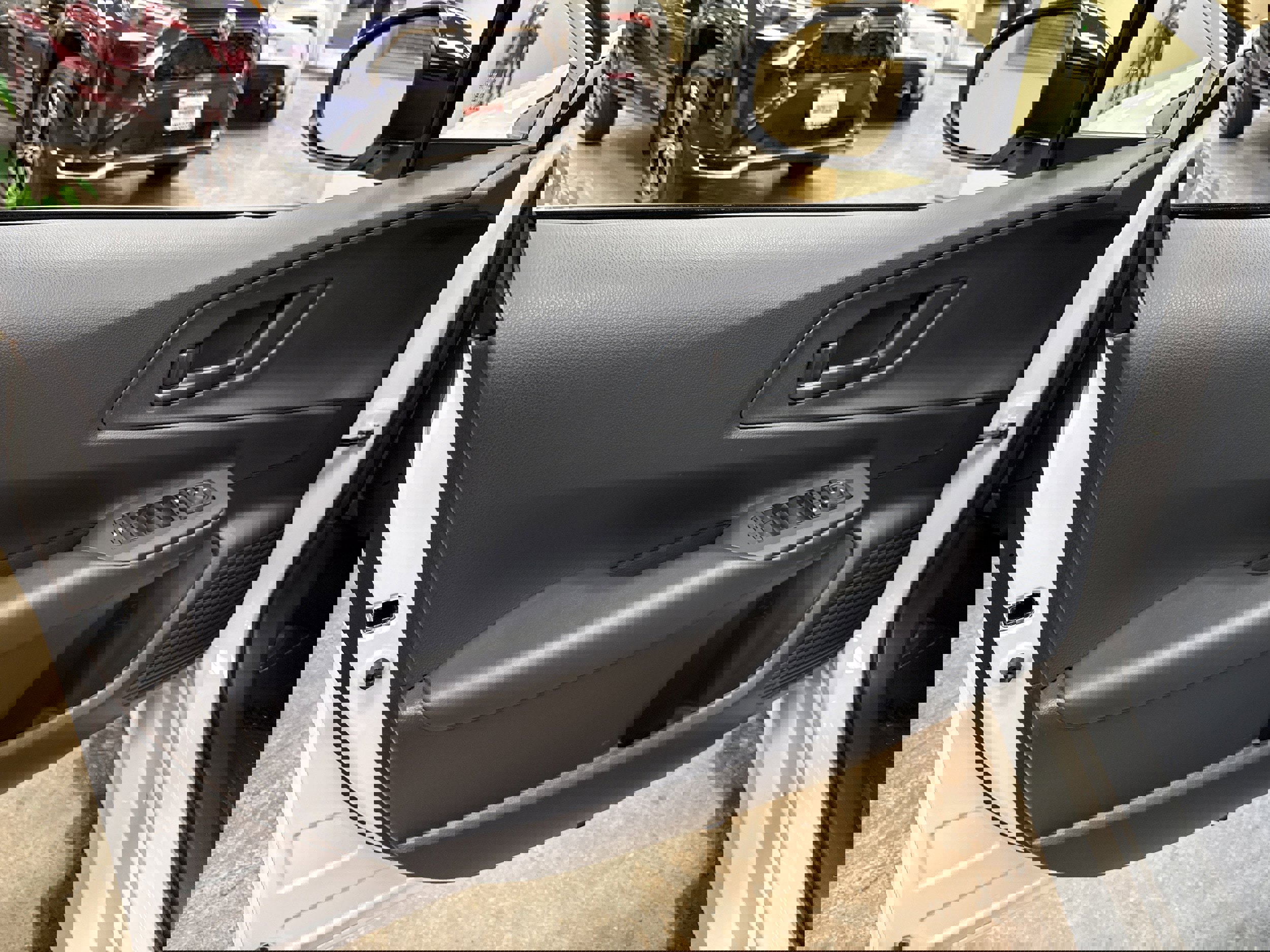 Used 2025 Toyota Prius SE image 39