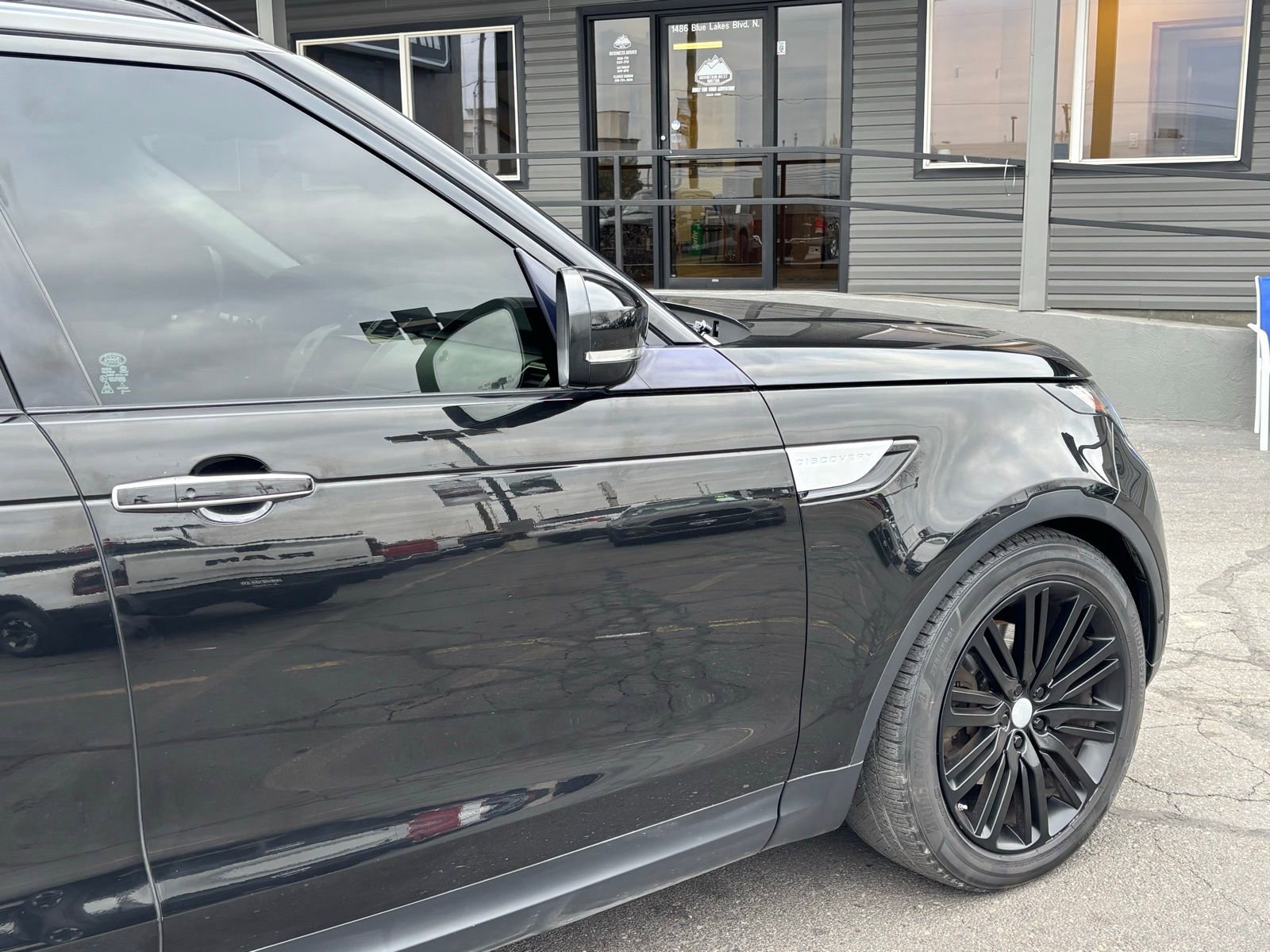 Used 2018 Land Rover Discovery HSE Luxury image 3