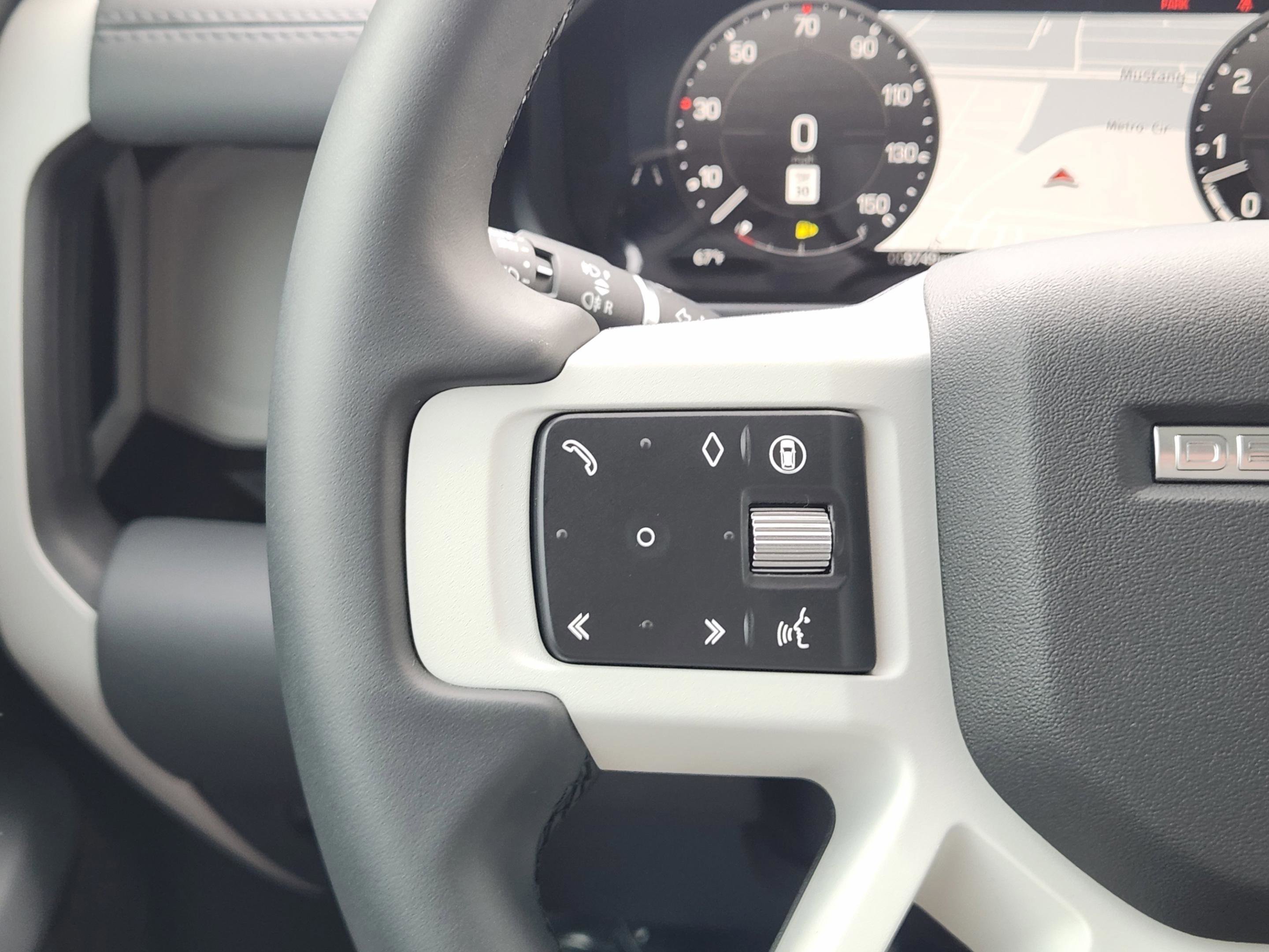 Certified 2025 Land Rover Defender 90 X-Dynamic SE image 15