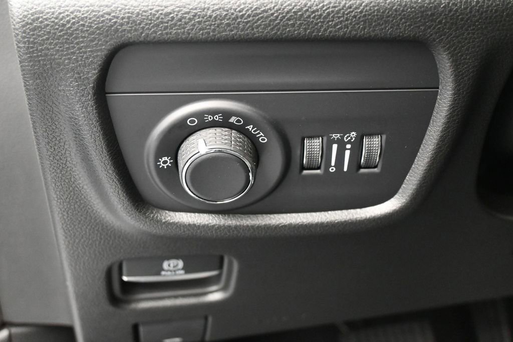 Used 2025 Jeep Grand Cherokee Laredo X RWD image 16