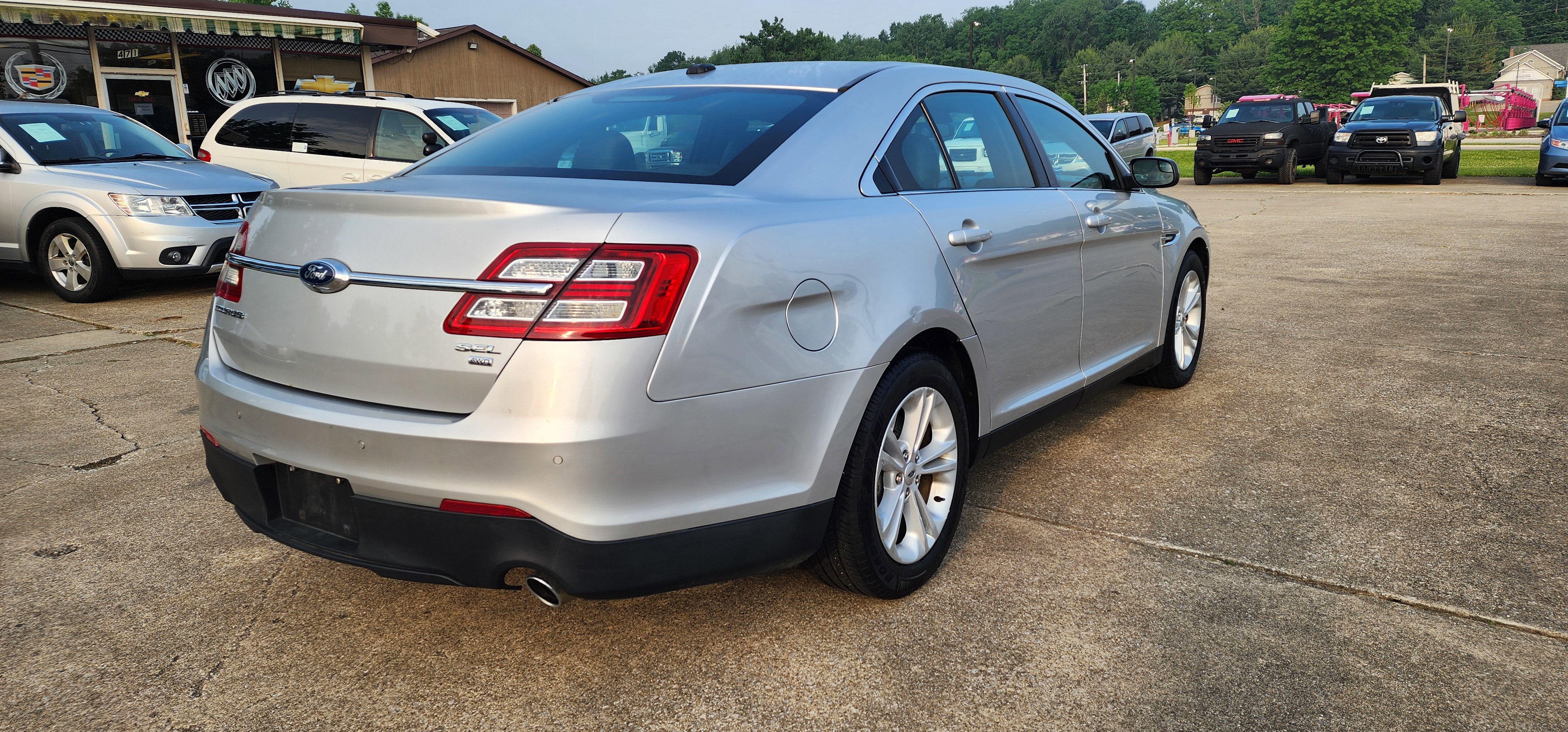 Used 2015 Ford Taurus SEL image 4
