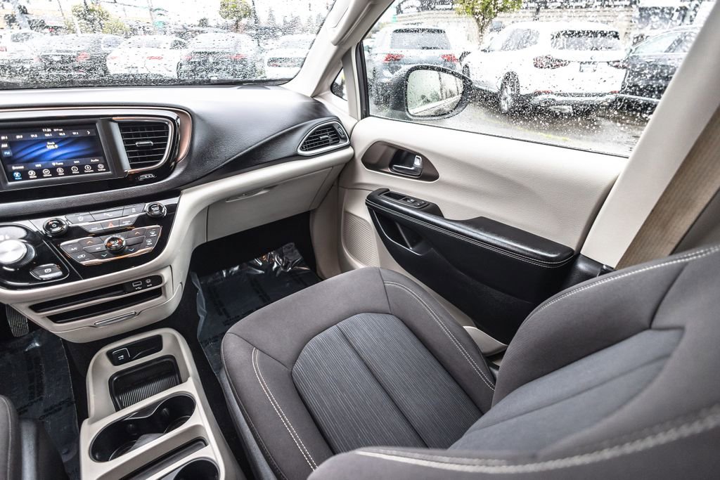 Used 2020 Chrysler Voyager L FWD image 25