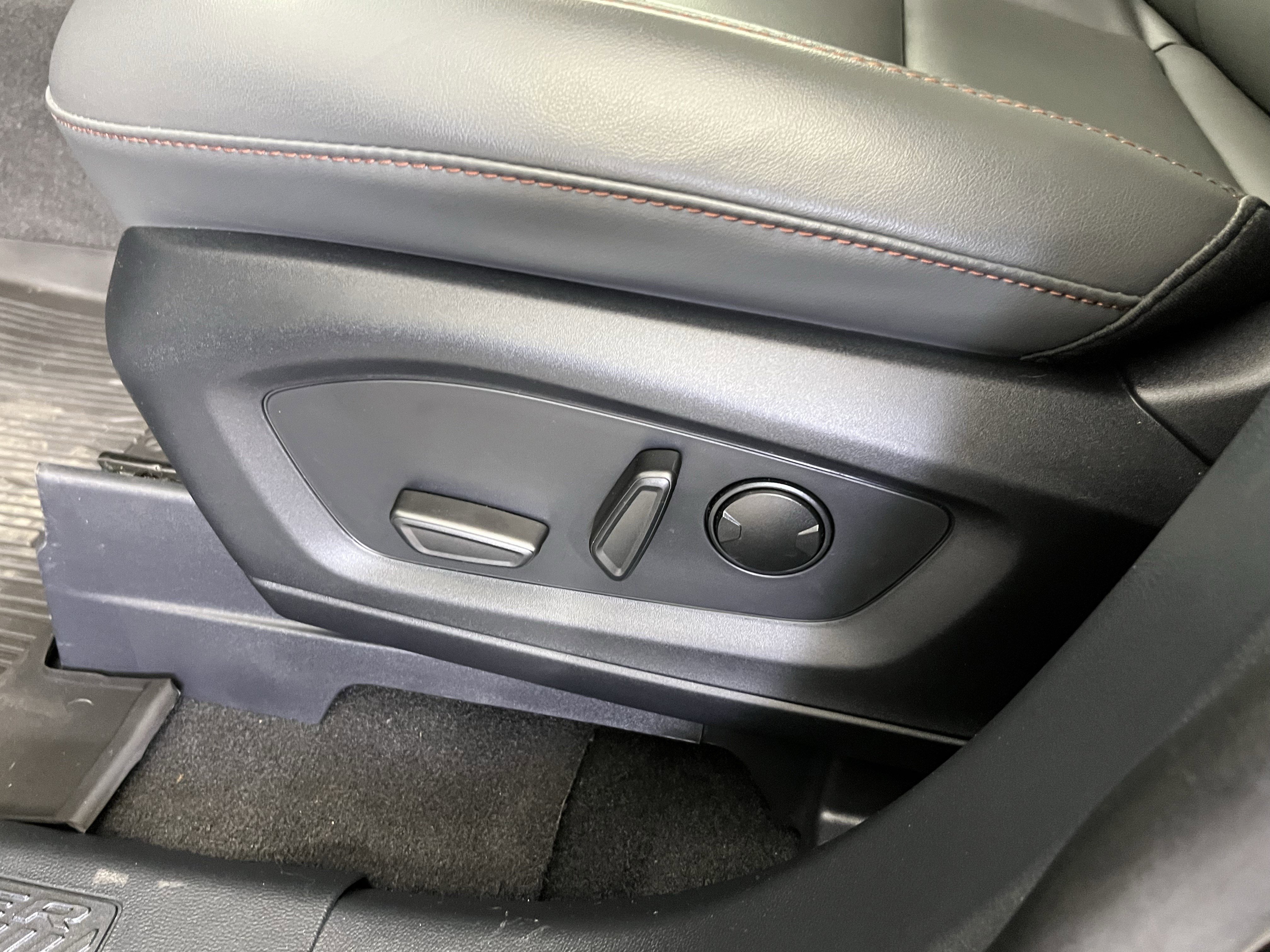 Used 2025 Ford Explorer Active w/ Active Comfort Package image 17