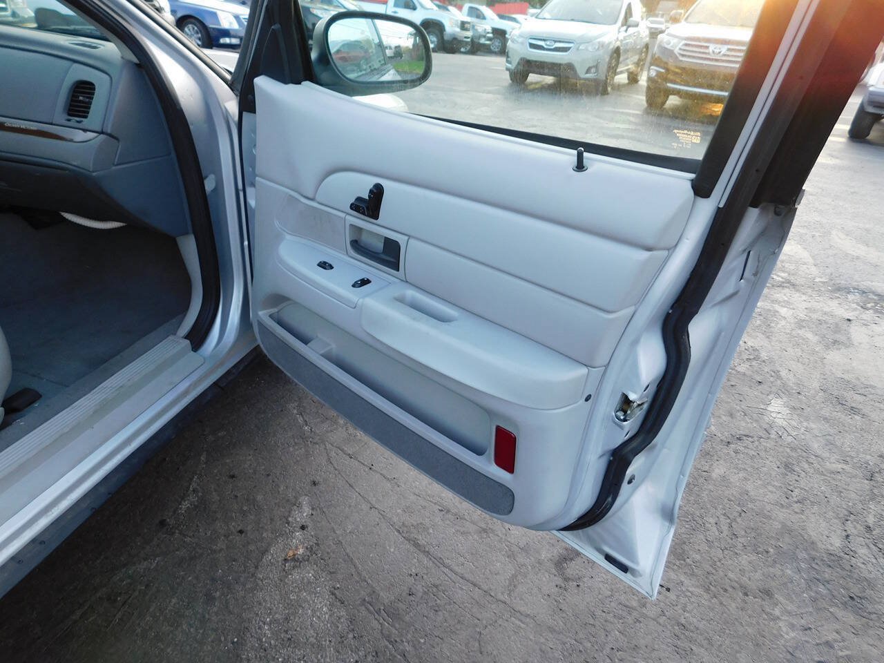 Used 2003 Ford Crown Victoria LX RWD image 15