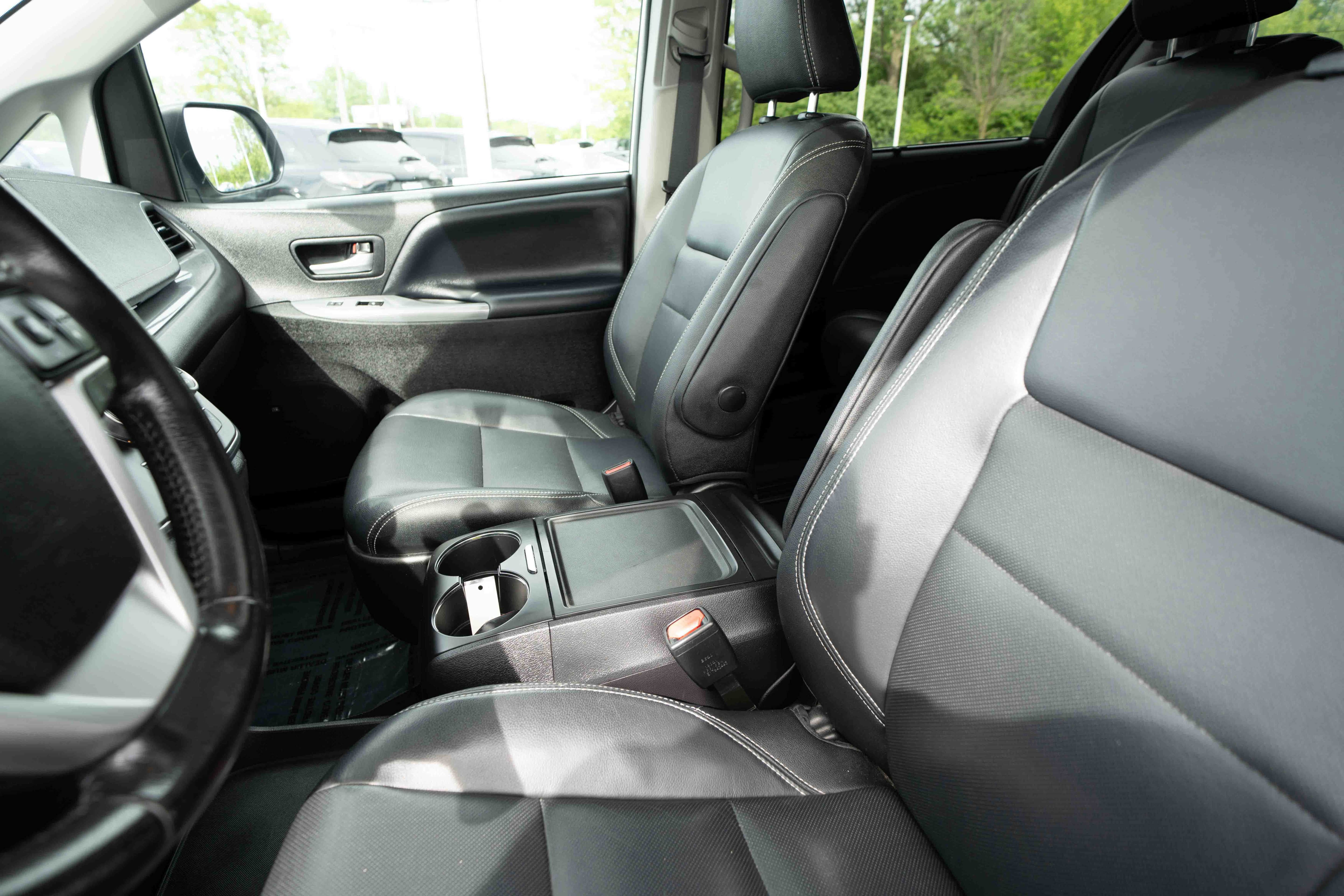 Used 2019 Toyota Sienna SE w/ SE Preferred Package AWD/4WD image 10