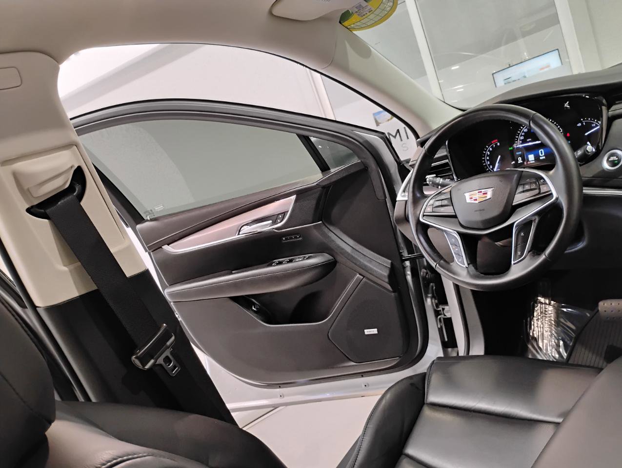 Used 2018 Cadillac XT5 Luxury w/ Driver Awareness Package image 30