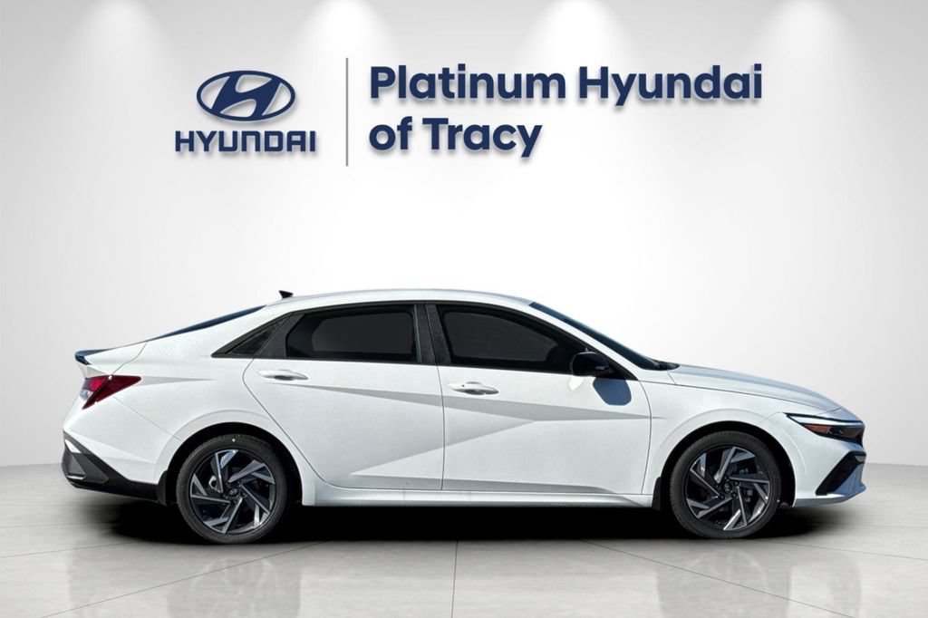 Used 2025 Hyundai Elantra Sport FWD image 3