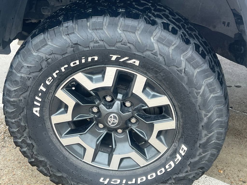 Used 2019 Toyota Tacoma TRD Off-Road w/ Technology Package image 9