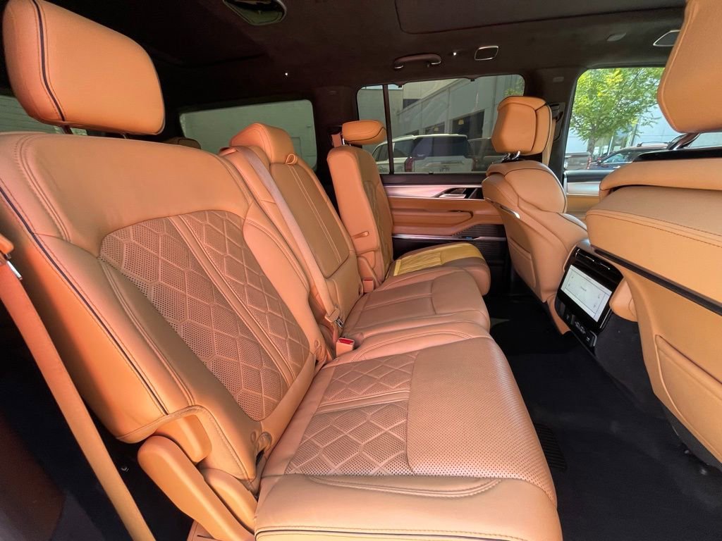 Used 2022 Jeep Grand Wagoneer Series III w/ Flexible Seating Group AWD/4WD image 27