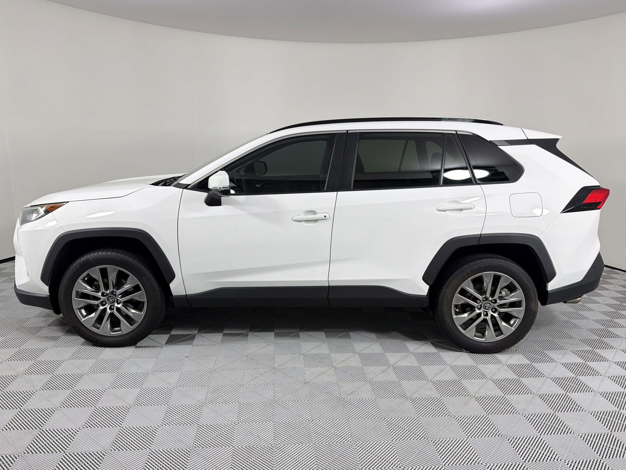 Used 2019 Toyota RAV4 XLE Premium w/ Advanced Technology Package FWD image 2