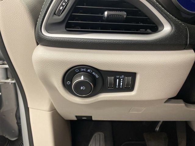 Used 2022 Chrysler Pacifica Touring-L image 19