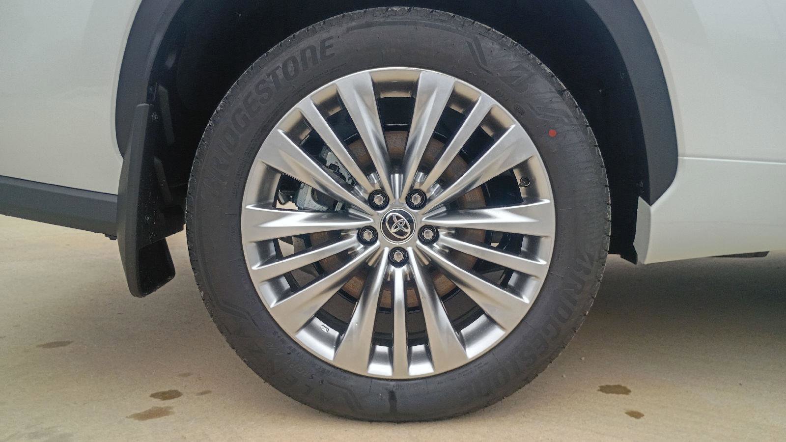 New 2026 Toyota Highlander Platinum image 26