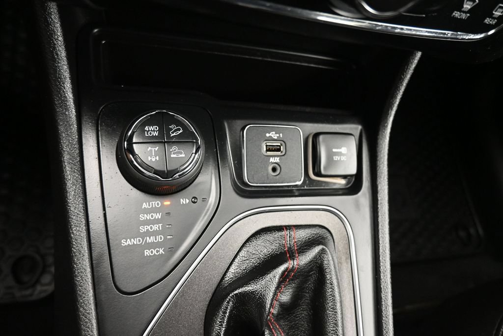 Used 2019 Jeep Cherokee Trailhawk AWD/4WD image 21