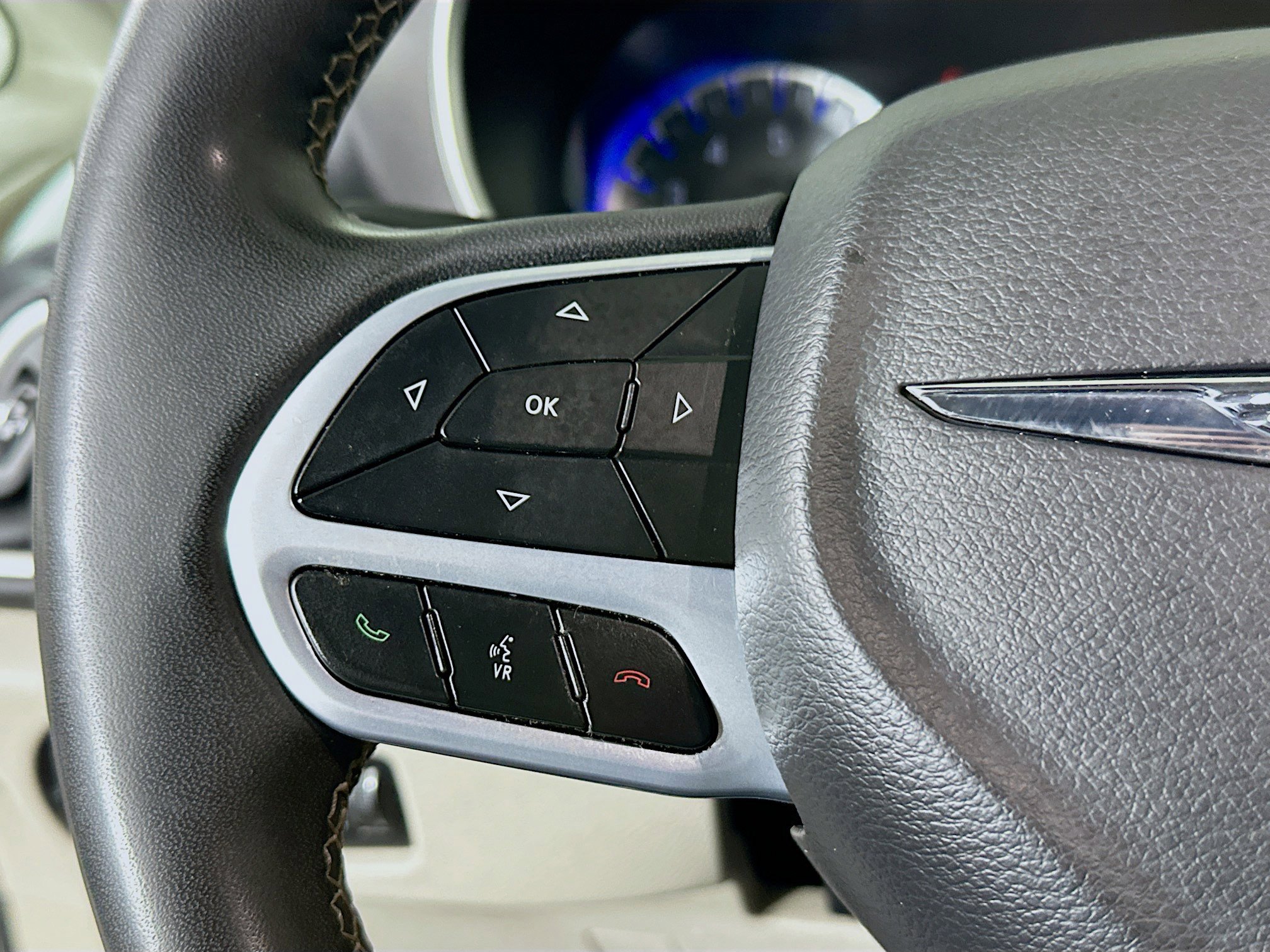 Used 2023 Chrysler Pacifica Touring-L image 16