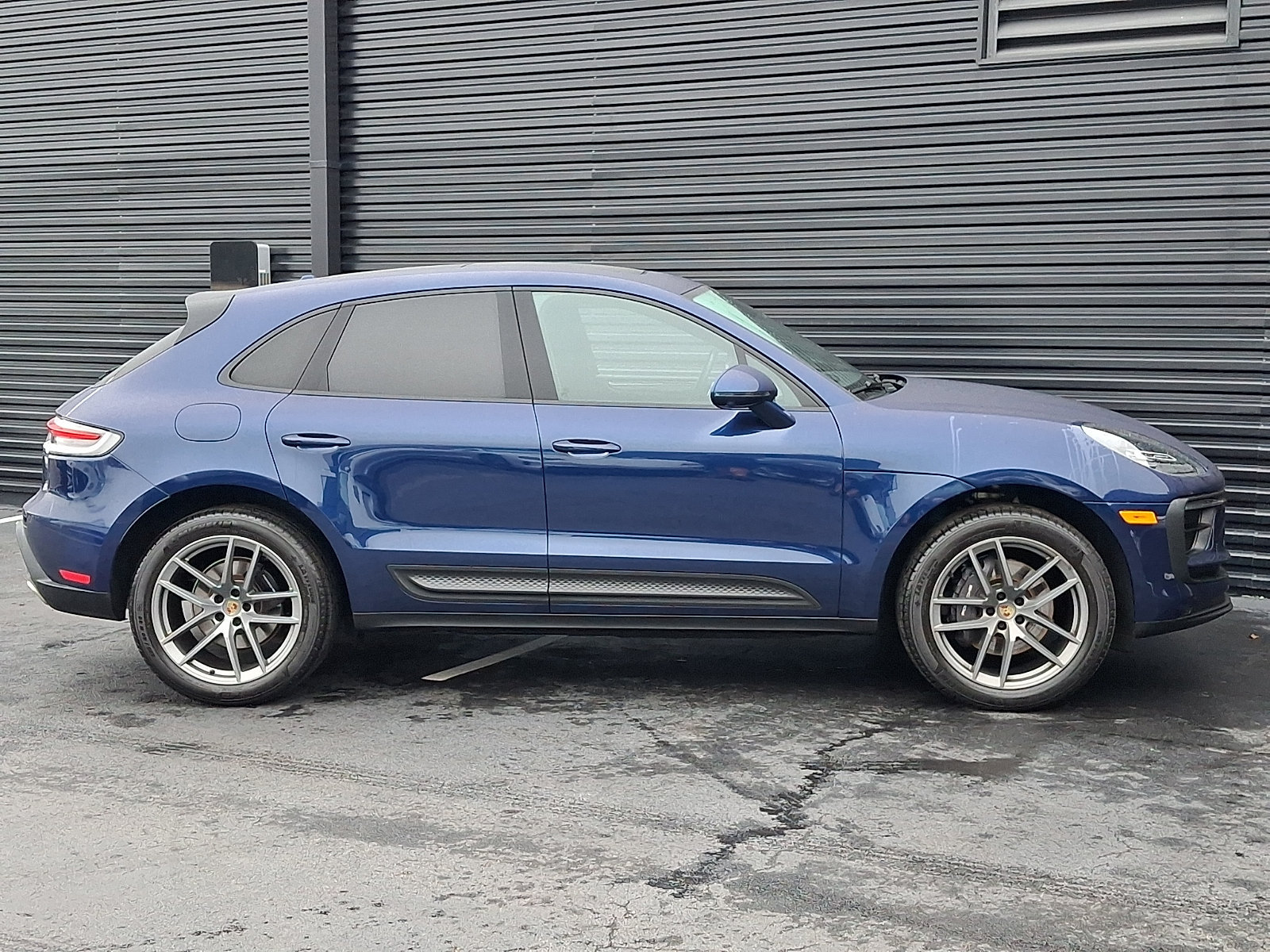 Certified 2025 Porsche Macan AWD/4WD image 8