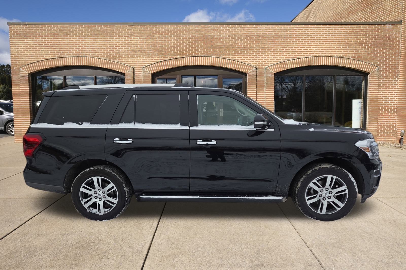 Used 2024 Ford Expedition Limited image 2