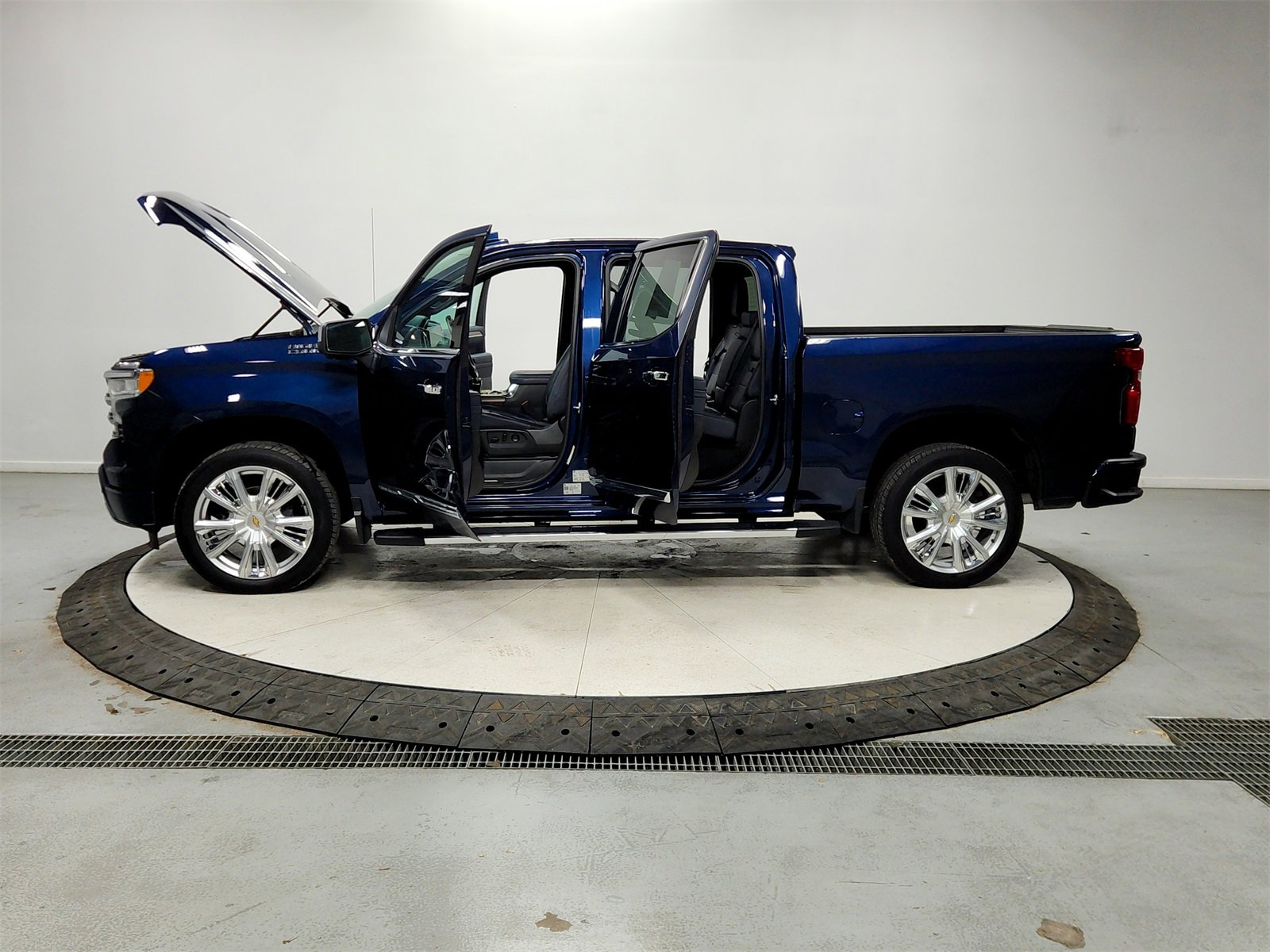 Used 2023 Chevrolet Silverado 1500 High Country w/ Technology Package image 12