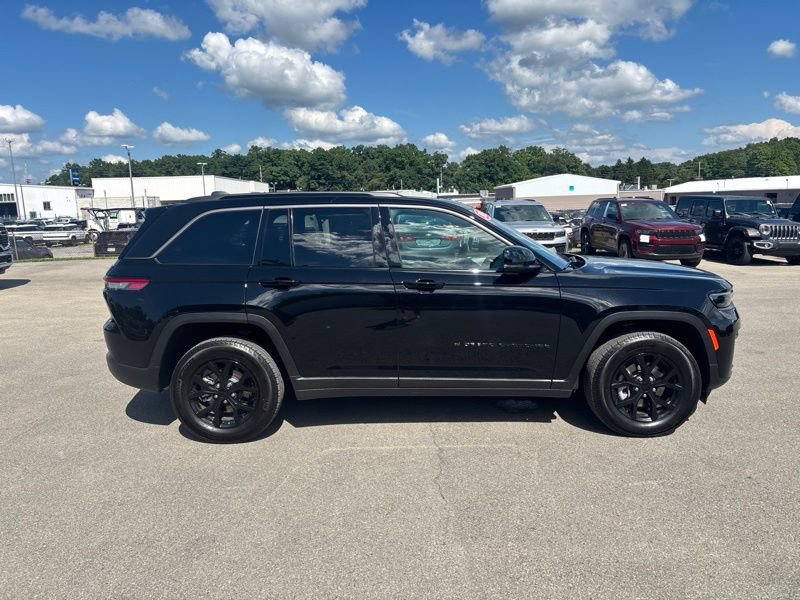 Used 2026 Jeep Grand Cherokee Altitude AWD/4WD image 2