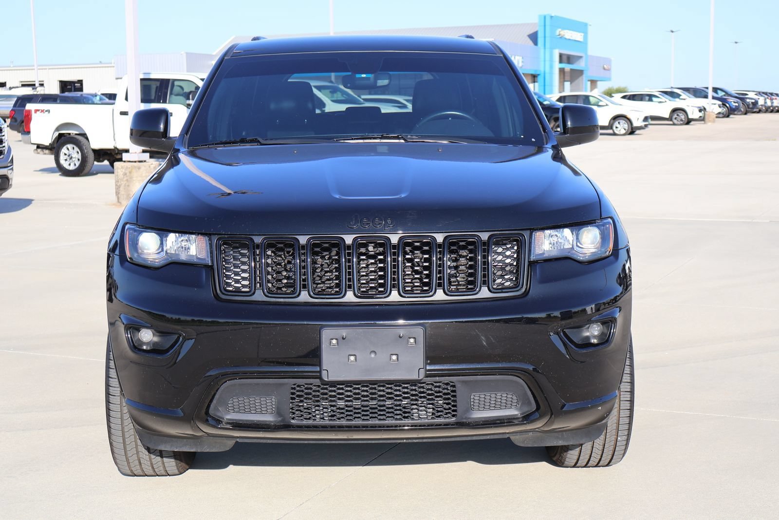 Used 2022 Jeep Grand Cherokee Laredo X AWD/4WD image 3