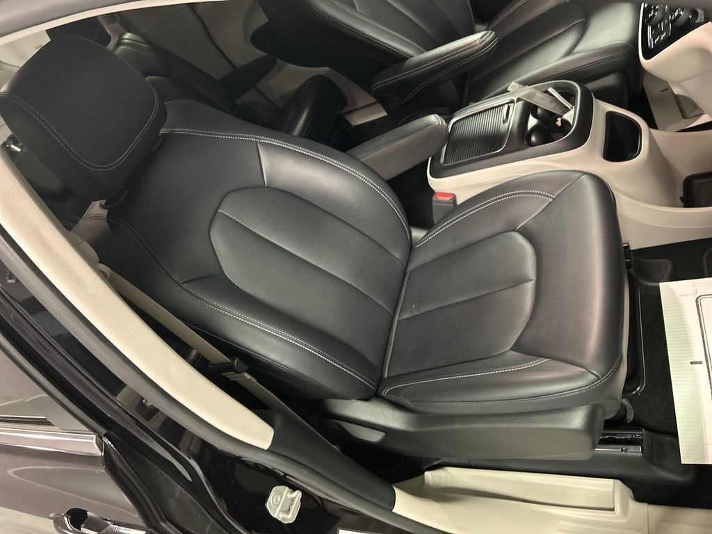 Used 2024 Chrysler Pacifica Touring-L FWD image 26