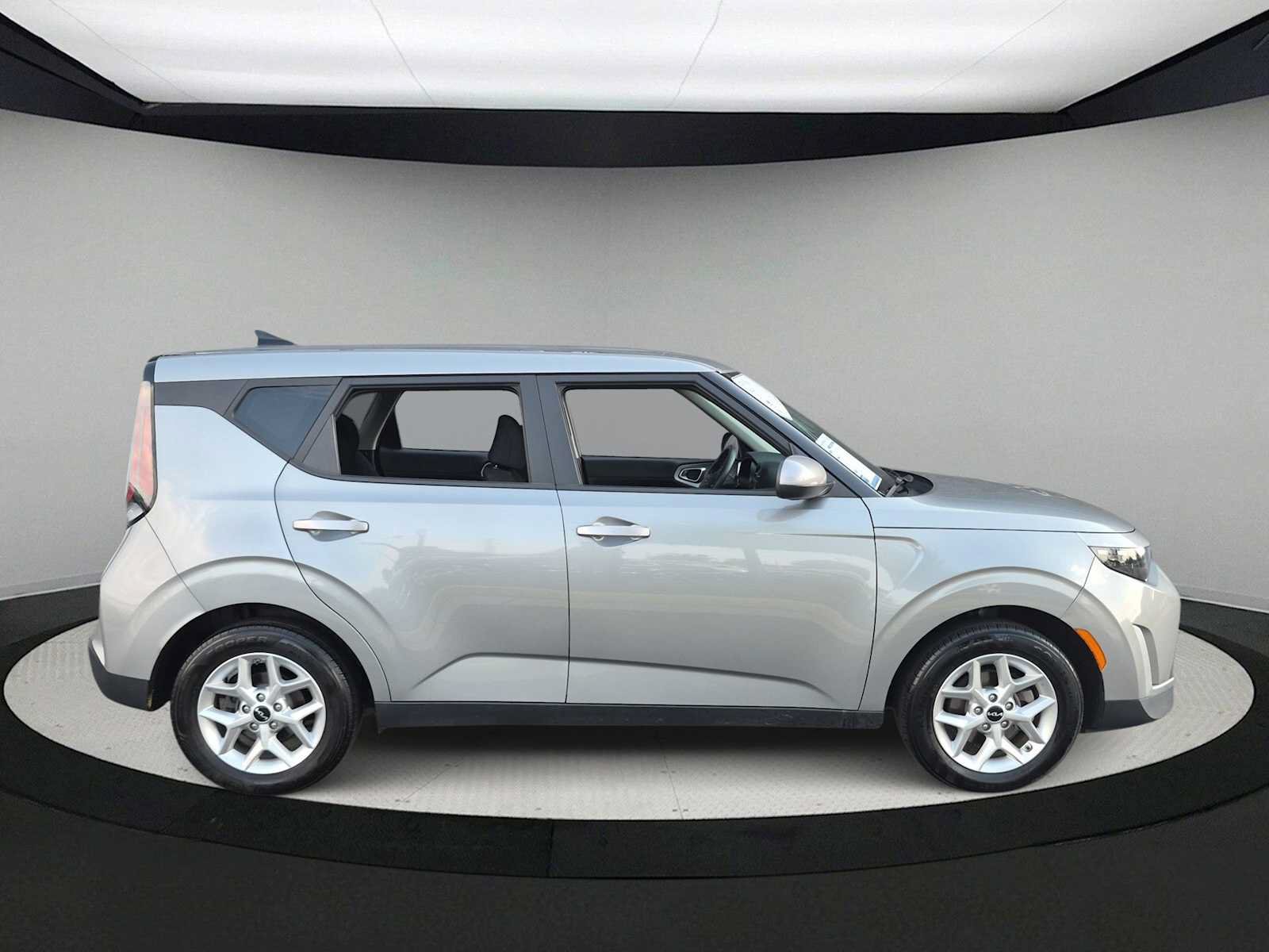 Used 2024 Kia Soul LX w/ LX Technology Package FWD image 9