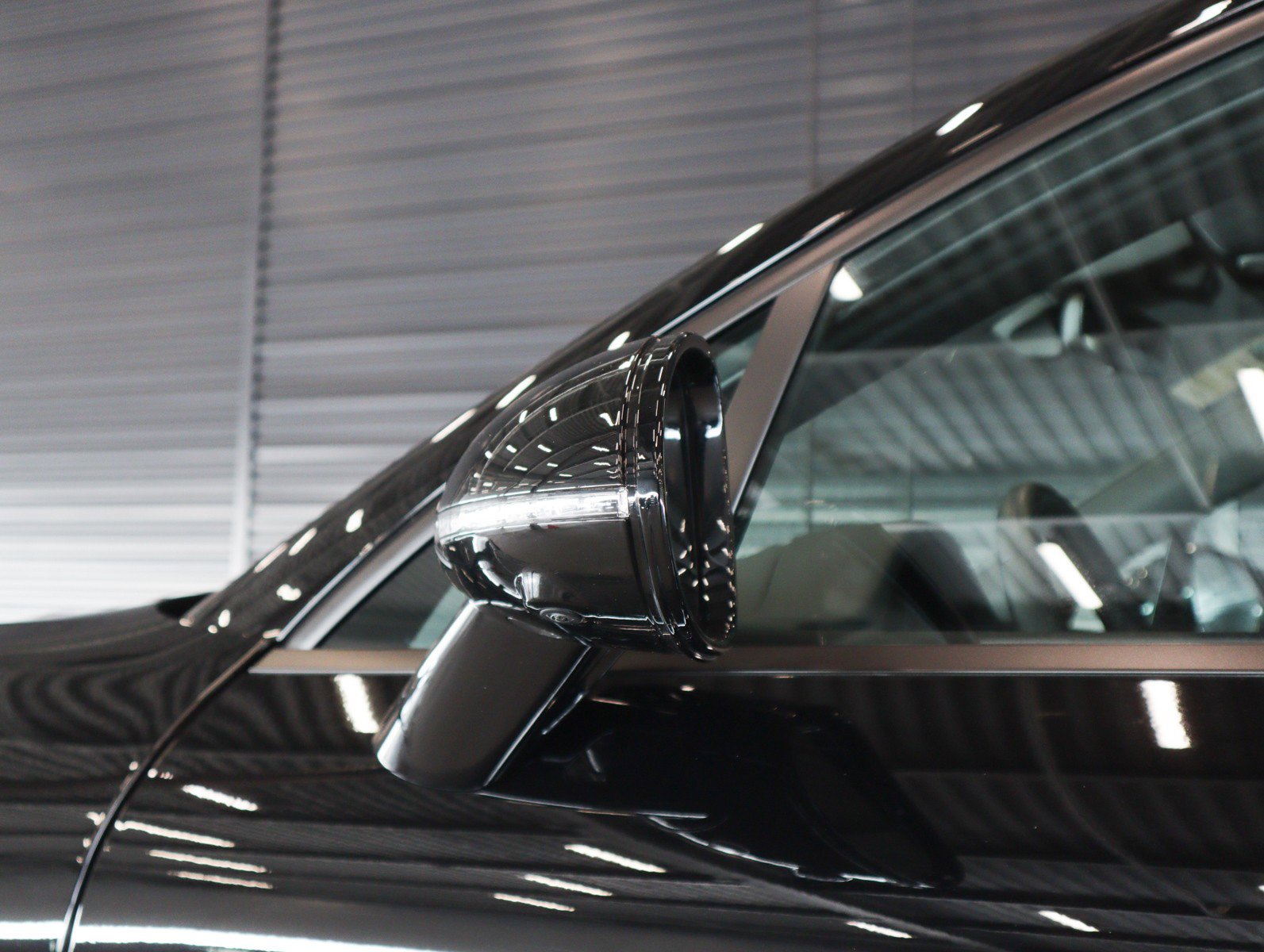 Certified 2025 Porsche Macan image 30