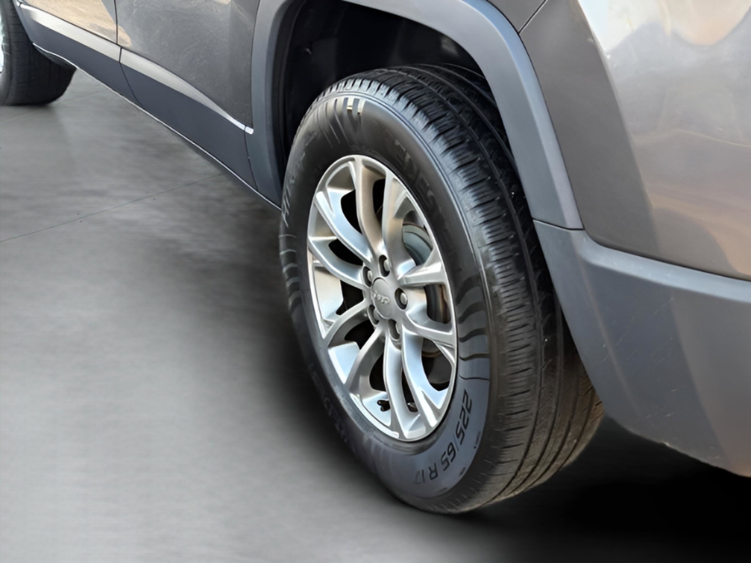 Used 2019 Jeep Cherokee Latitude Plus w/ Cold Weather Group AWD/4WD image 31