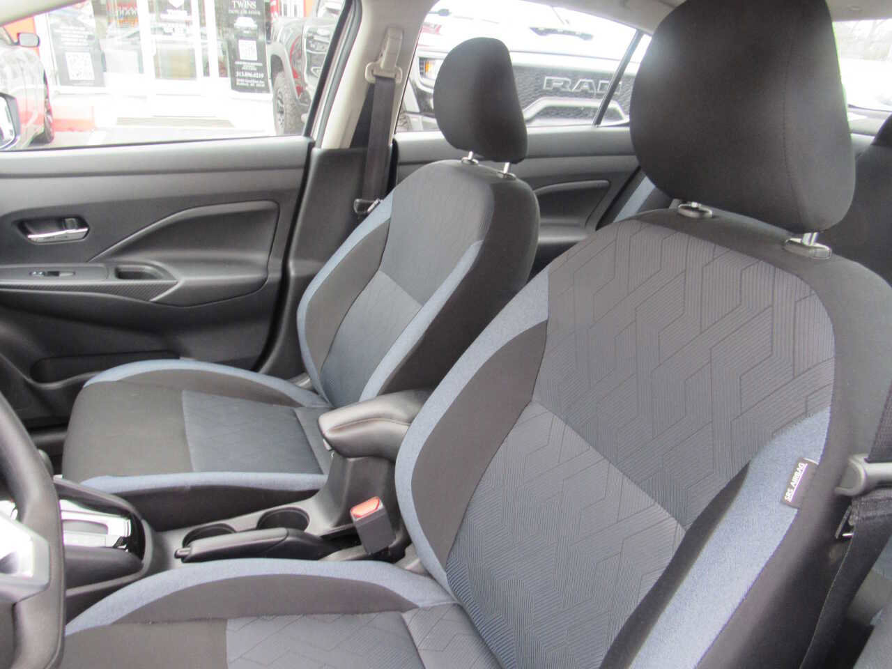 Used 2025 Nissan Versa SV image 9