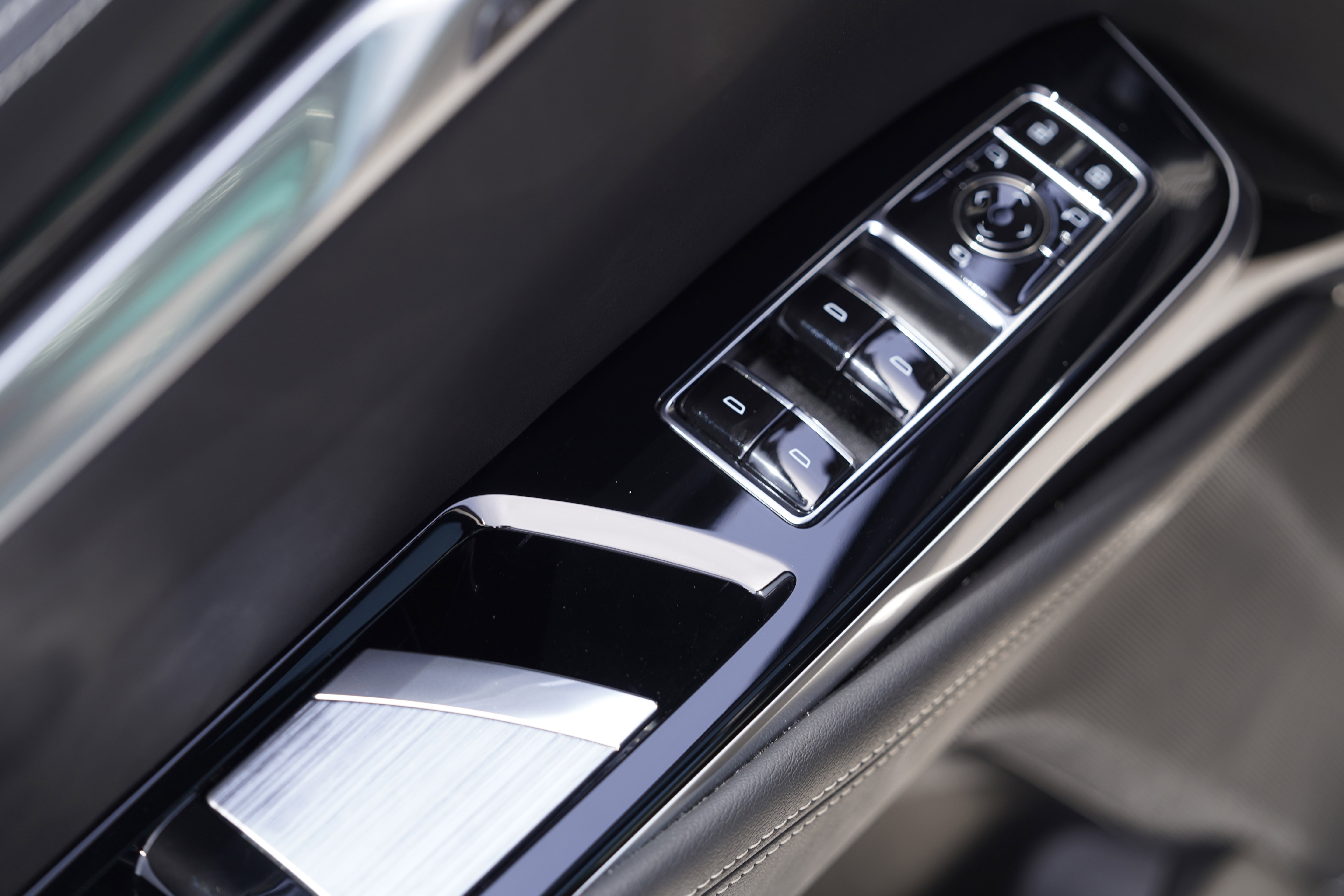 Used 2025 Cadillac Escalade Sport w/ LPO, ONYX Package AWD/4WD image 20