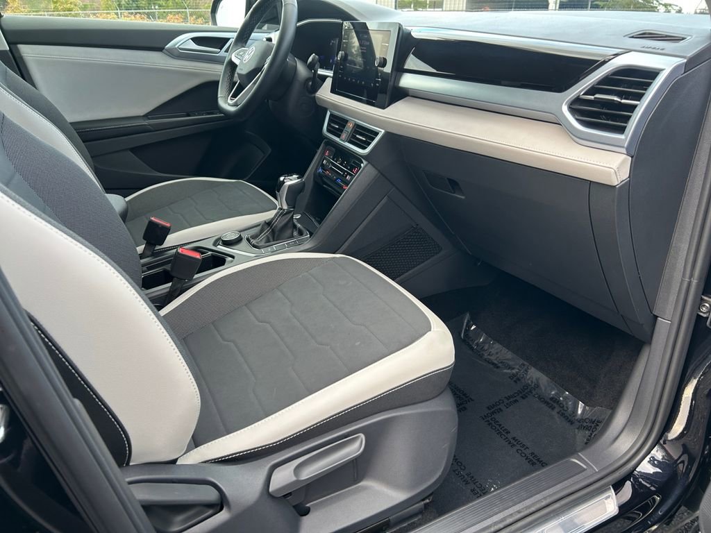 Used 2025 Volkswagen Taos SE AWD/4WD image 26