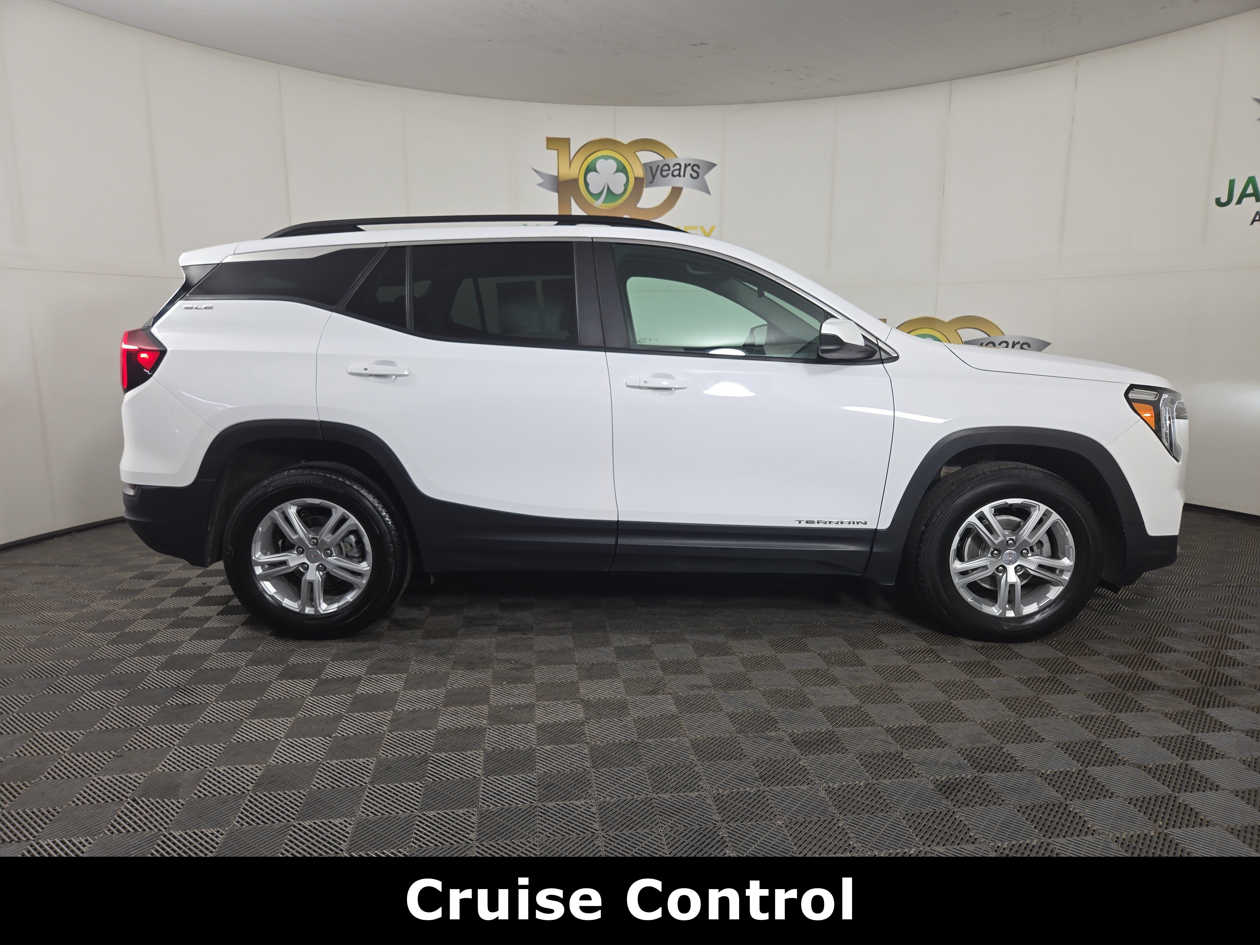 Used 2022 GMC Terrain SLE w/ Driver Convenience Package AWD/4WD image 9