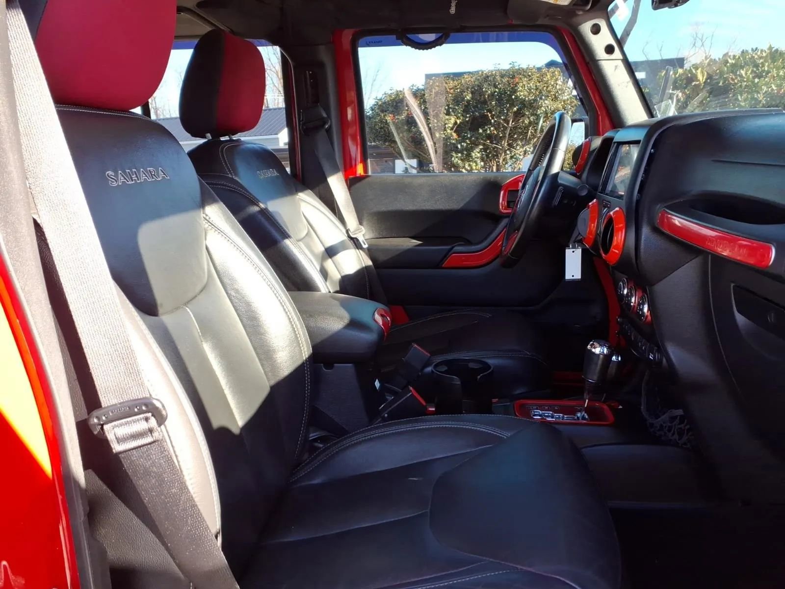 Used 2016 Jeep Wrangler Unlimited Sahara w/ Connectivity Group image 10