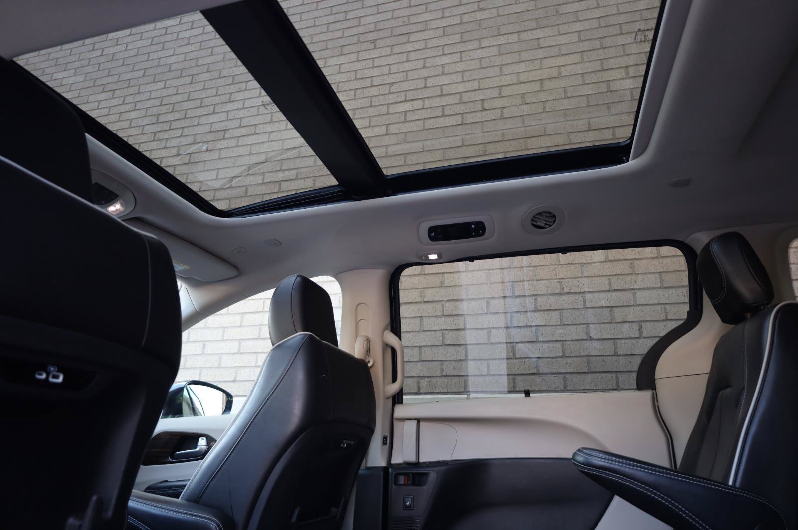 Used 2022 Chrysler Pacifica Limited FWD image 18