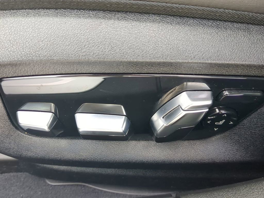 Used 2020 BMW 750i xDrive w/ Executive Package image 29
