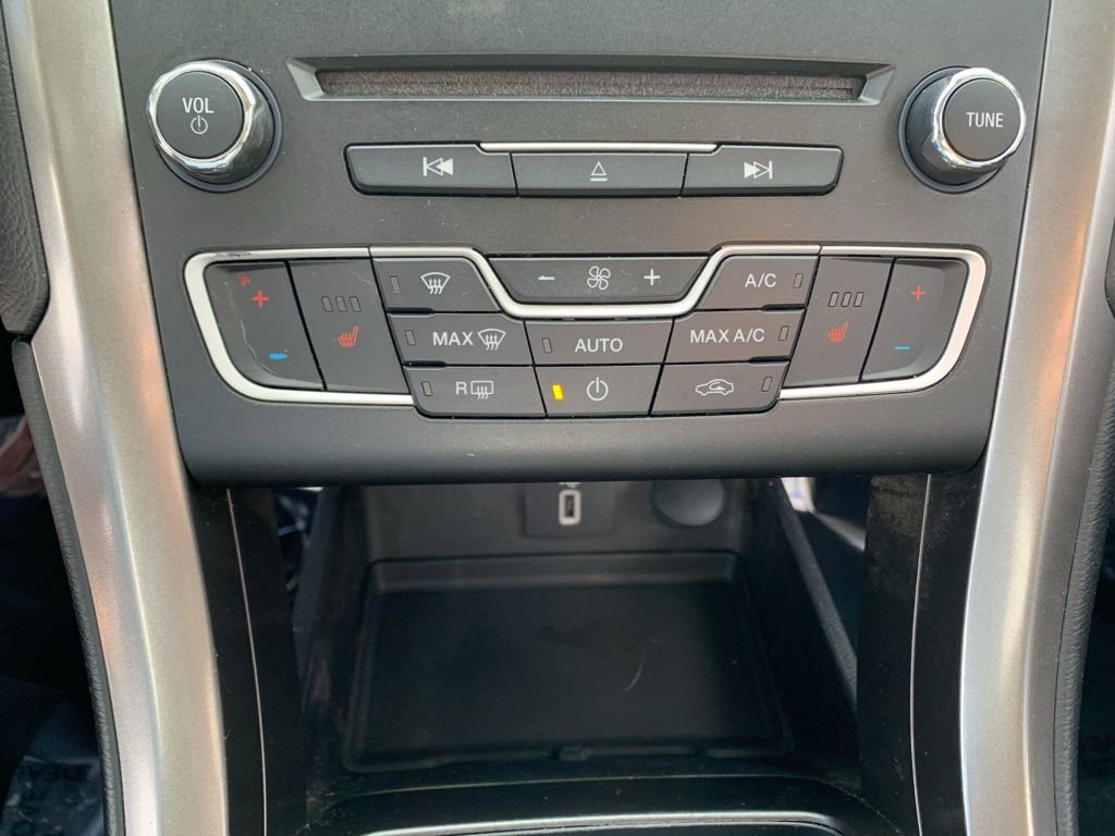 Used 2018 Ford Fusion SE w/ Fusion SE Technology Package image 26