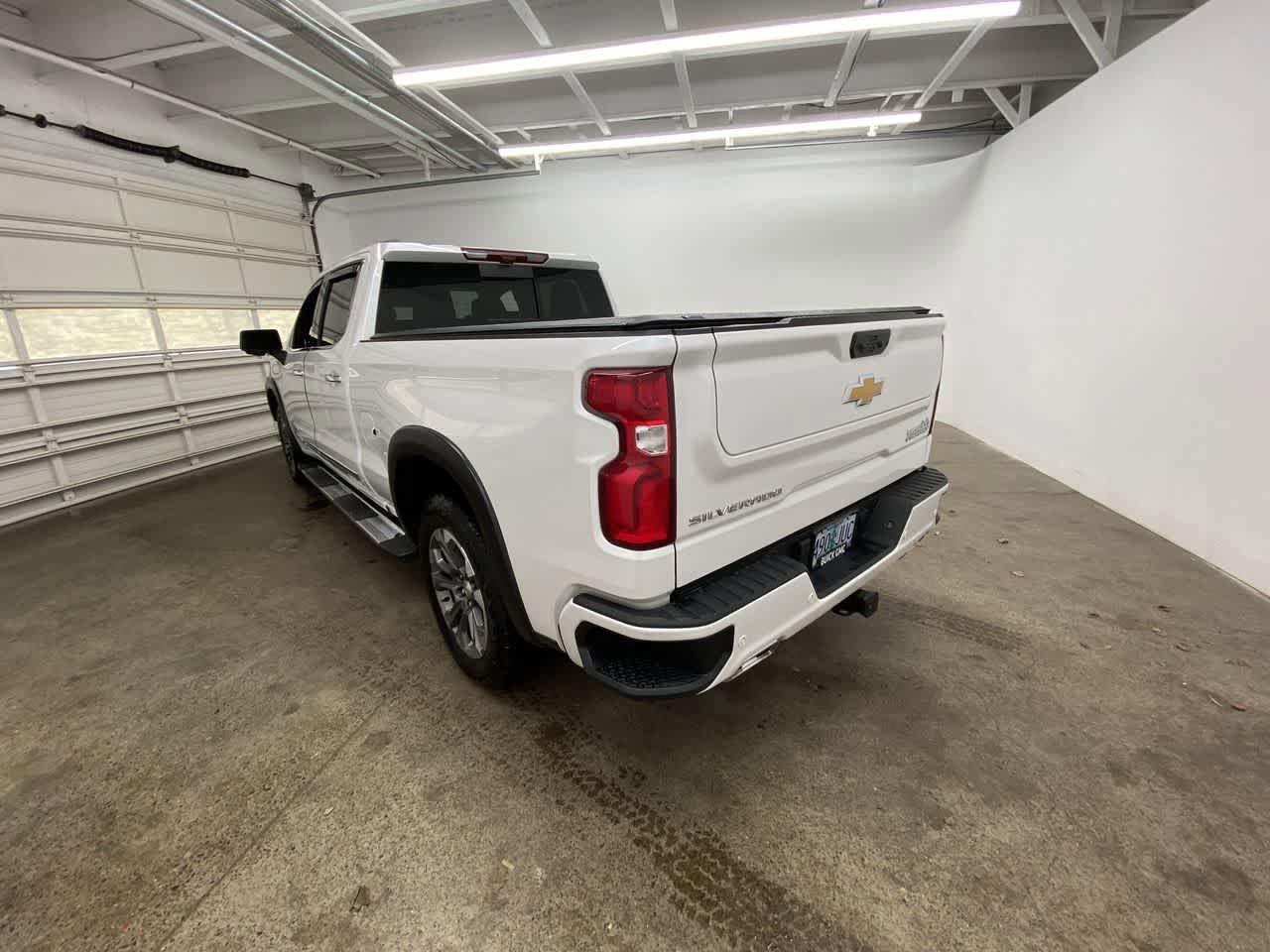 Used 2024 Chevrolet Silverado 1500 High Country w/ Technology Package AWD/4WD image 4