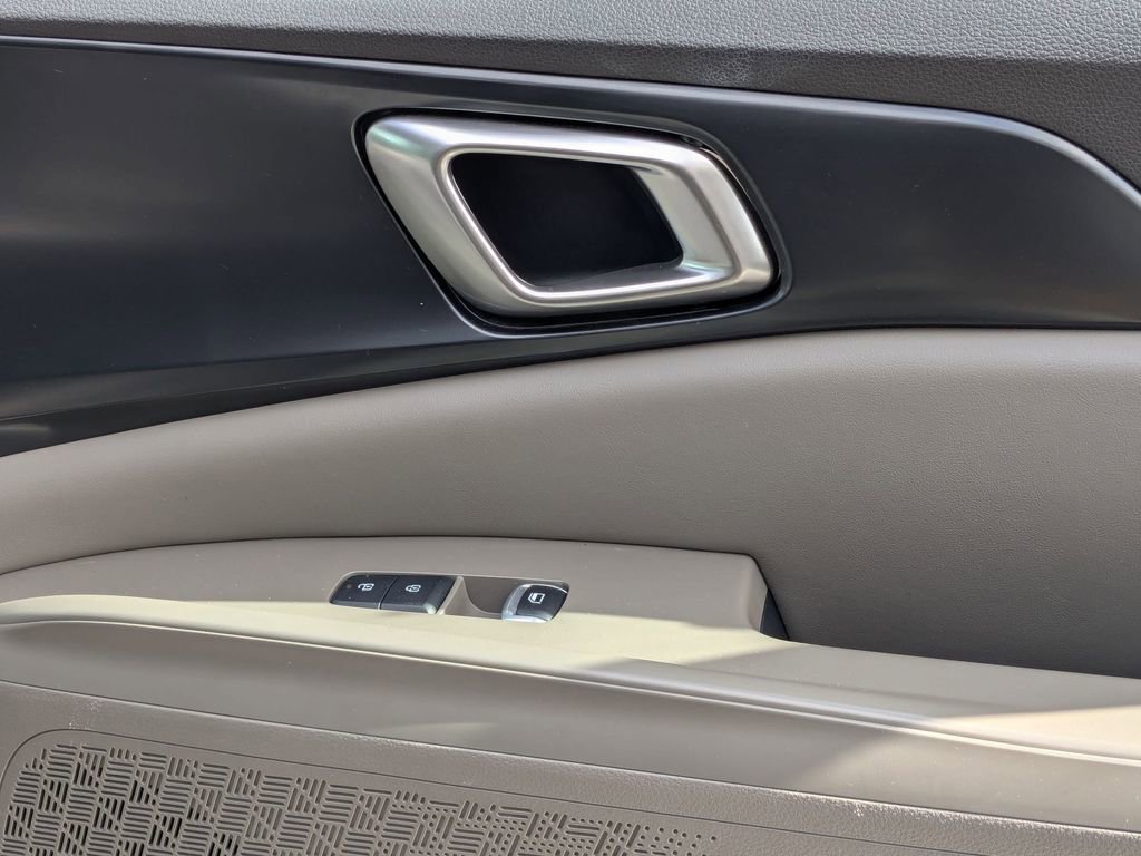 Used 2025 Kia Carnival image 34