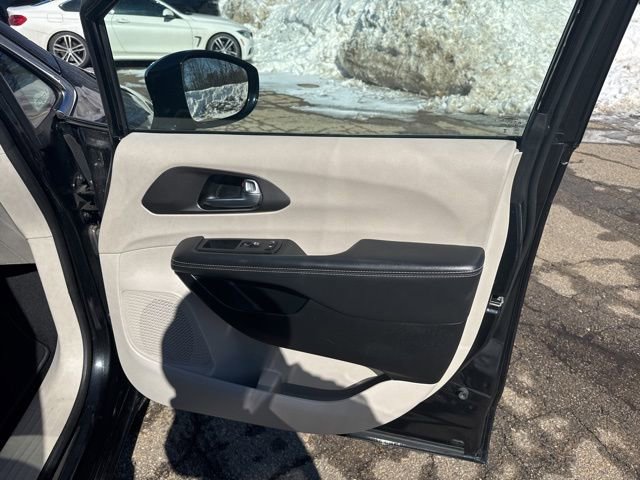 Used 2024 Chrysler Pacifica Select image 13