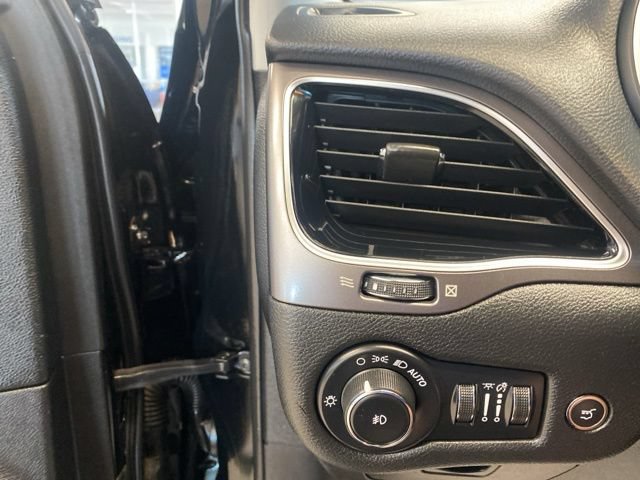 Used 2020 Jeep Cherokee Limited AWD/4WD image 14
