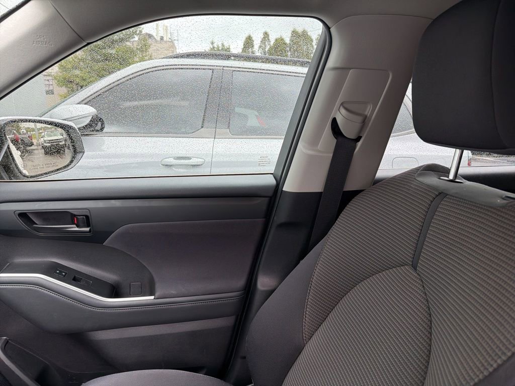 Used 2022 Toyota Highlander L FWD image 10