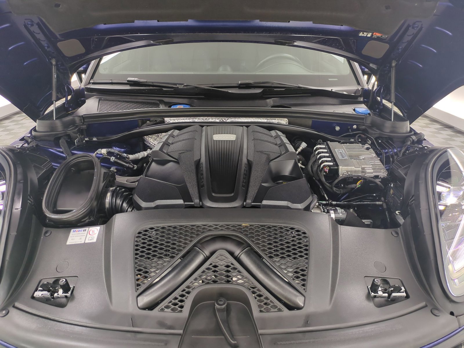 Certified 2024 Porsche Macan S image 27