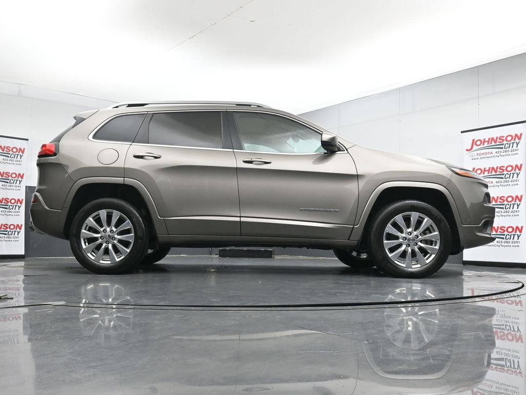 Used 2017 Jeep Cherokee Overland w/ Technology Group AWD/4WD image 39