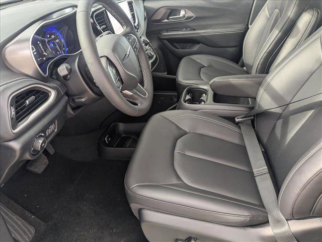 New 2026 Chrysler Pacifica Select image 4