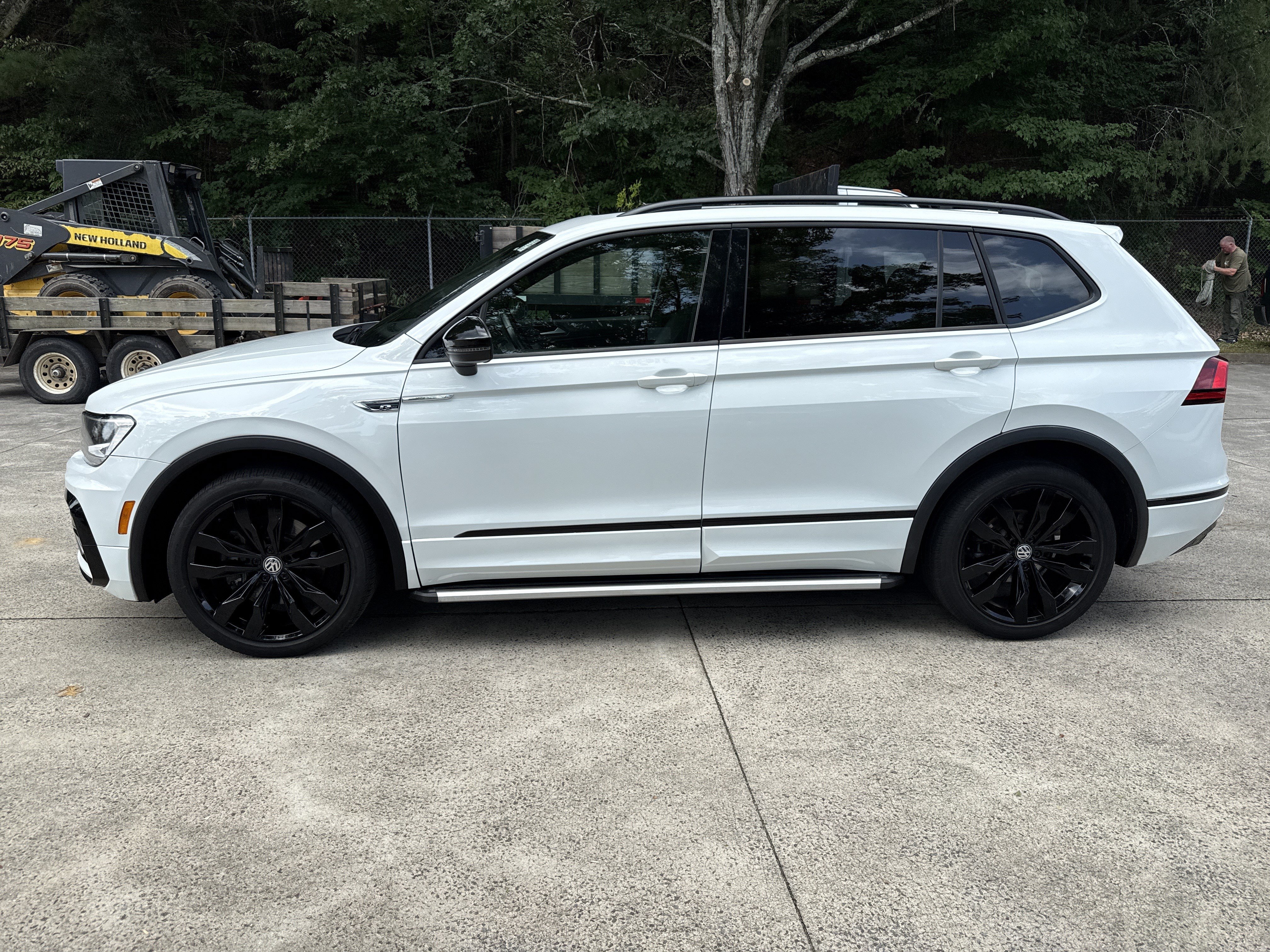 Used 2020 Volkswagen Tiguan SE R-Line FWD image 4