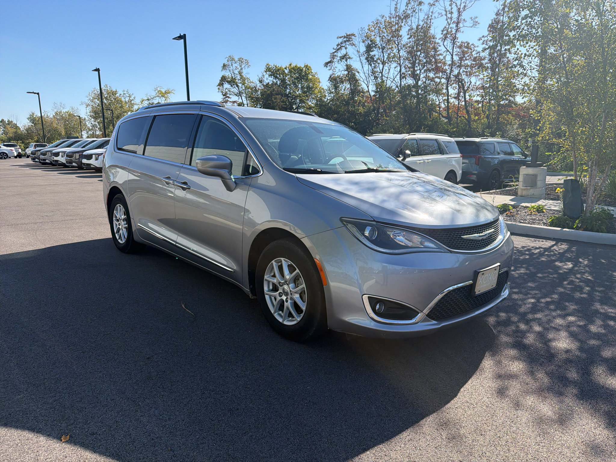 Used 2020 Chrysler Pacifica Touring-L FWD image 1