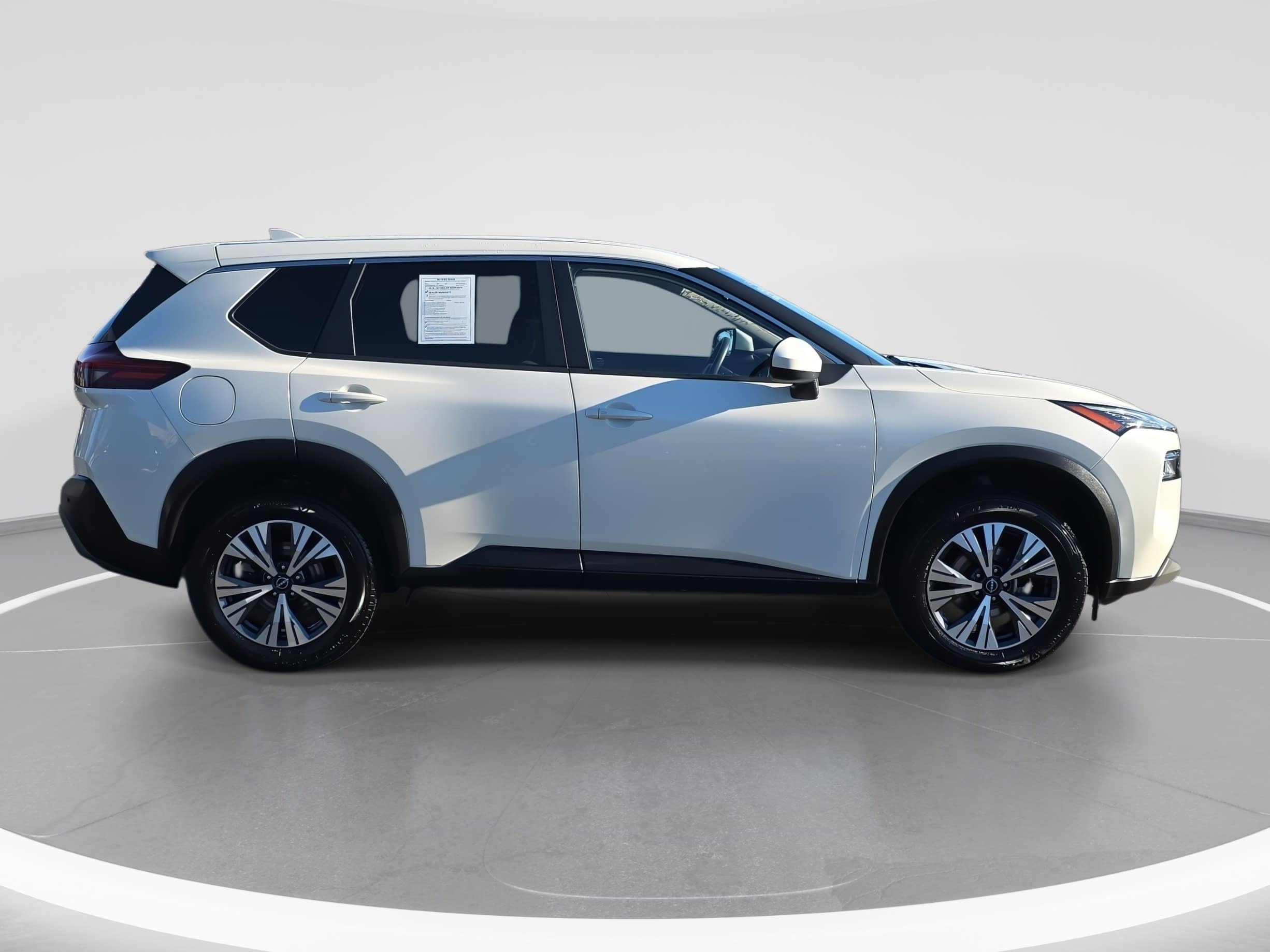 Used 2023 Nissan Rogue SV image 4