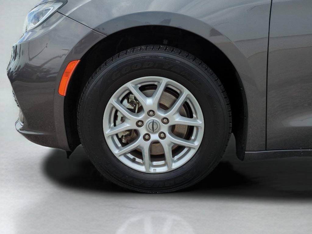 Used 2023 Chrysler Pacifica Touring-L FWD image 25