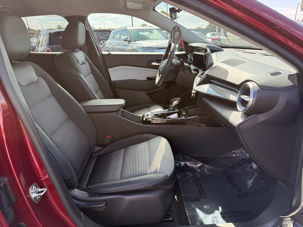 Used 2025 Chevrolet Trax LT FWD image 25