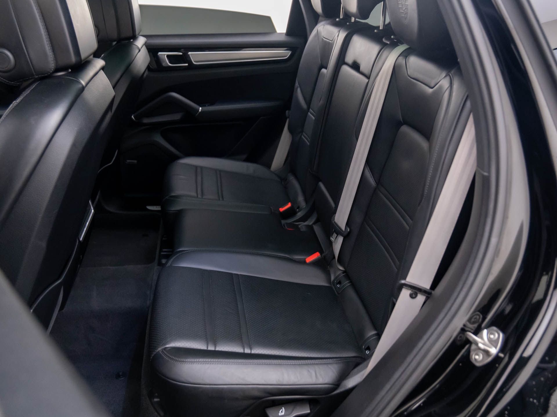 Certified 2023 Porsche Cayenne Platinum Edition image 18