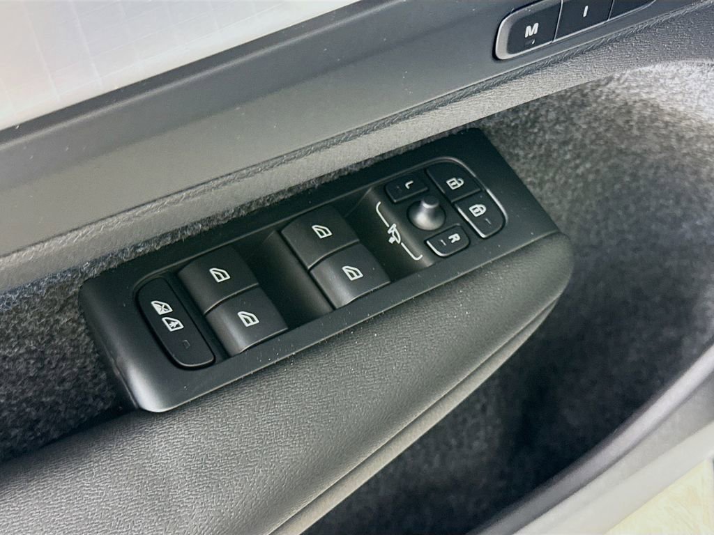 New 2026 Volvo XC40 B5 Ultra w/ Climate Package image 18
